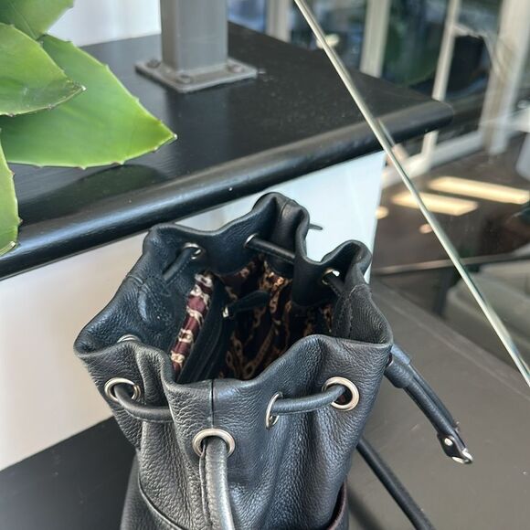 Tignanello genuine leather bucket bag should purse crossbody drawstring clean - Picture 8 of 9